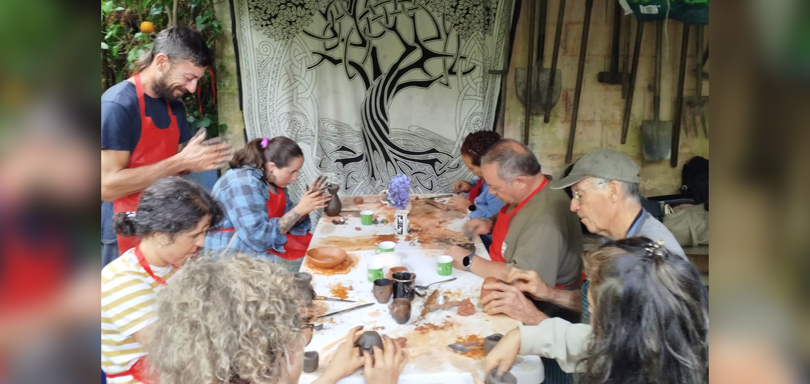 Artesano enseña cerámica tradicional paraguaya en Europa