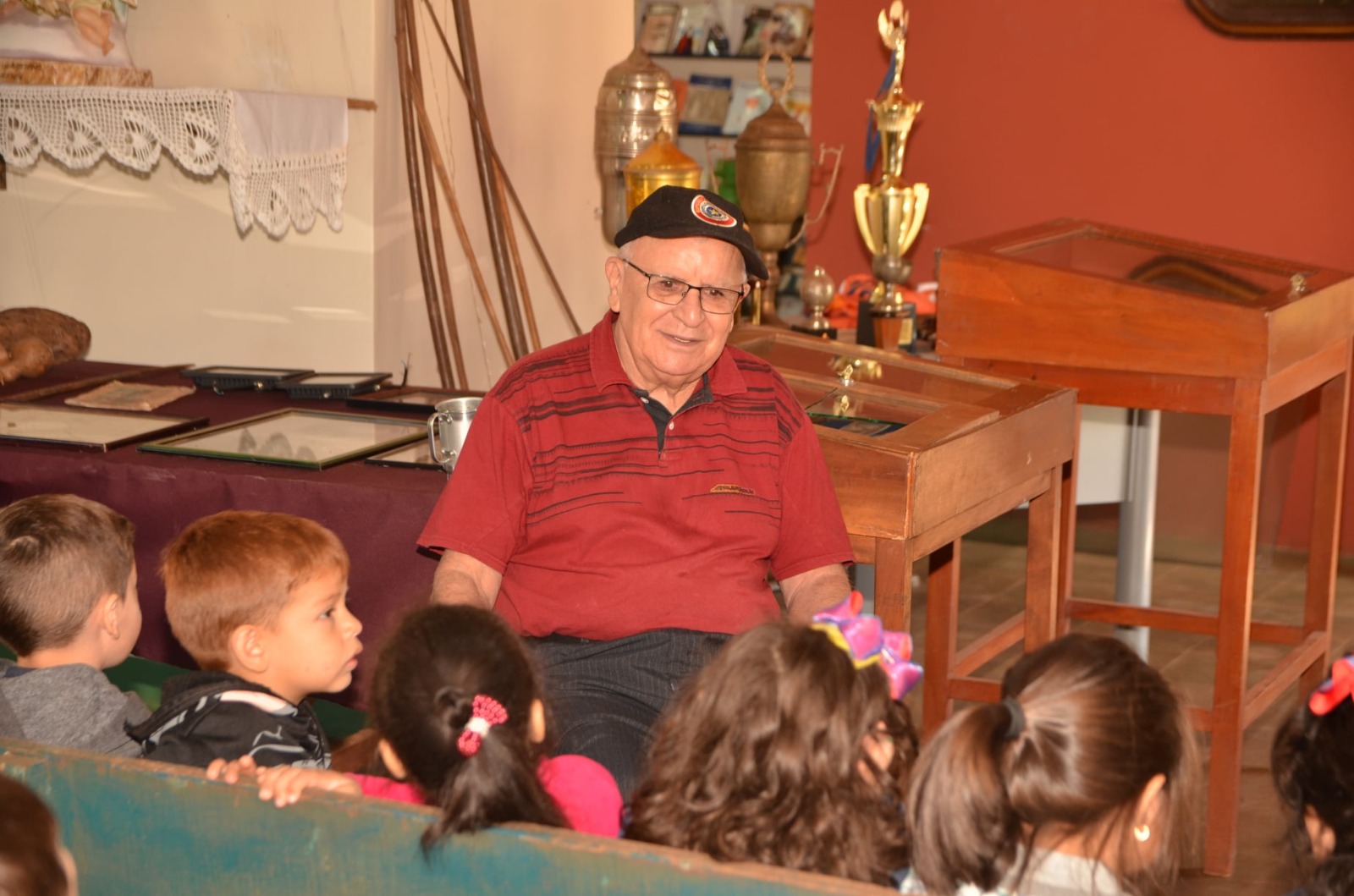 Don Leslie Villanueva con niños en el museo