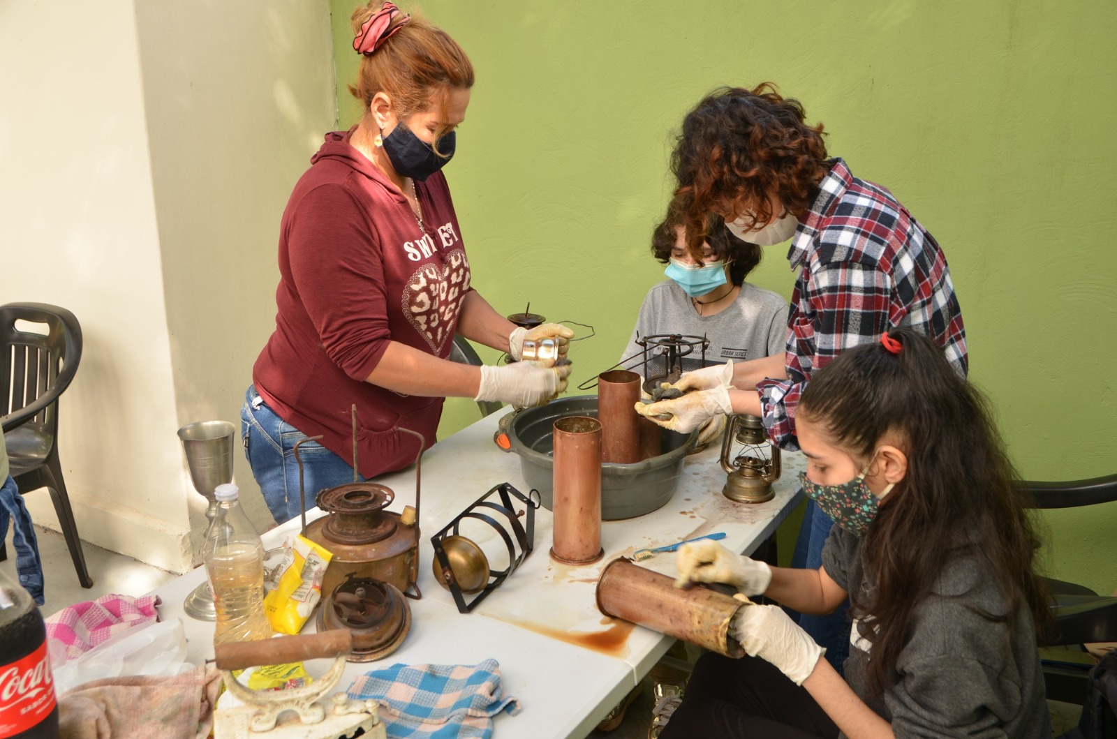 Trabajos de limpieza a objetos del museo con jóvenes voluntarios
