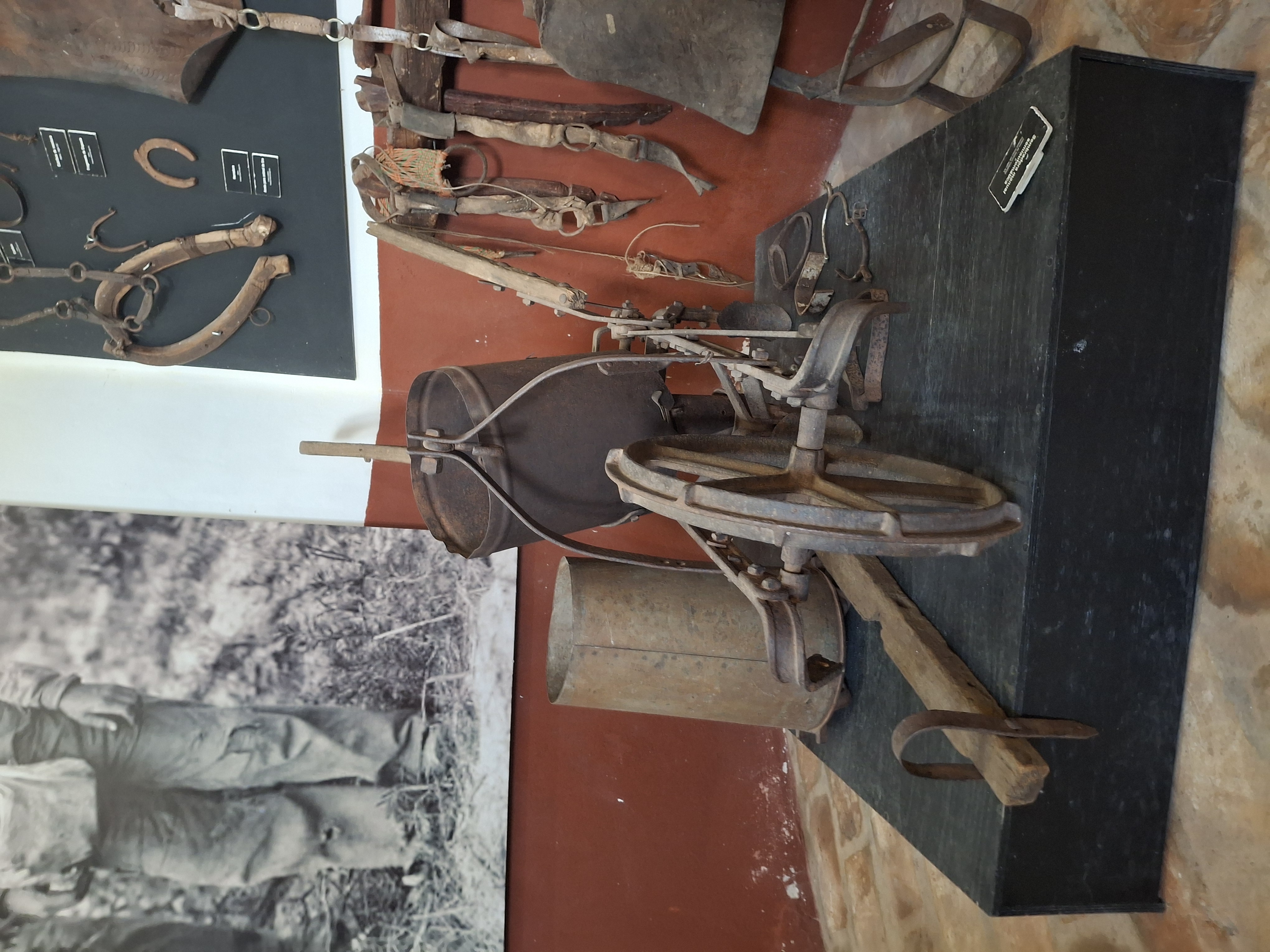 Sala de objetos agrícolas de Carmen del Paraná. (Foto de Eduardo Quintana   MUPA)